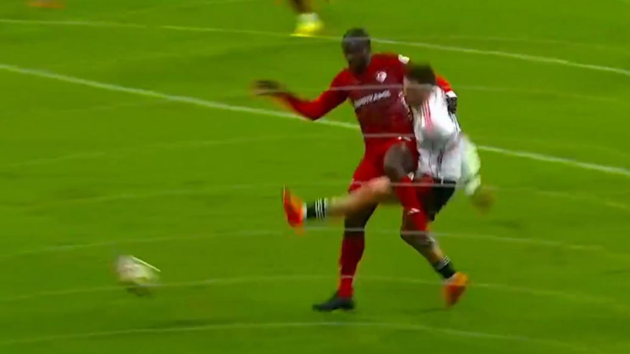 Dolmabahçe'de Ofsayt ve Penaltı Kararları Tartışması