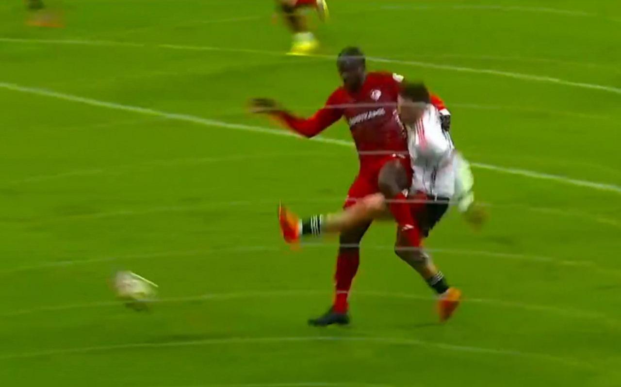 Dolmabahçe'de Tartışmalı Penaltı Pozisyonu ve Hakem Kararı