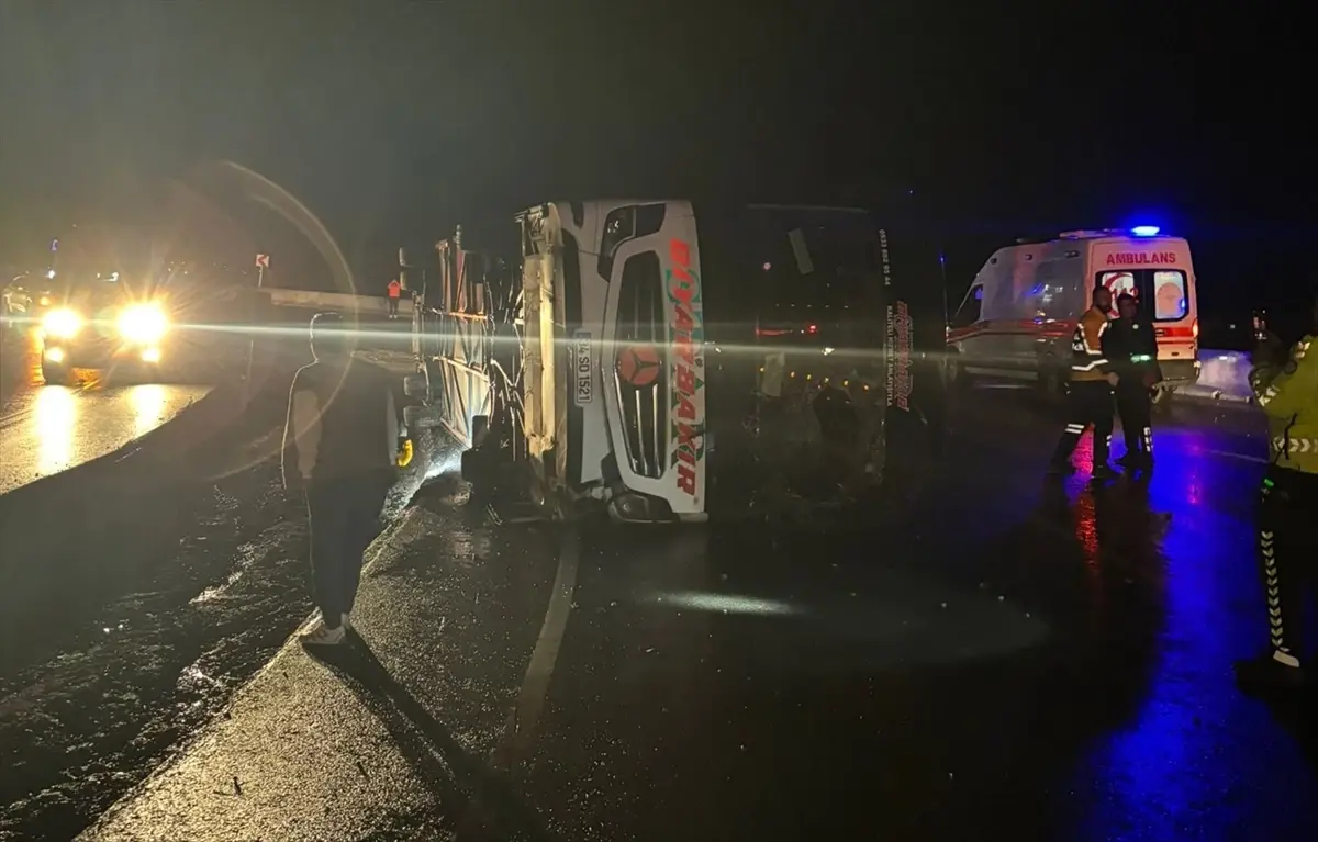 Düziçi'nde Yolcu Otobüsü Devrildi, 3 Yaralı