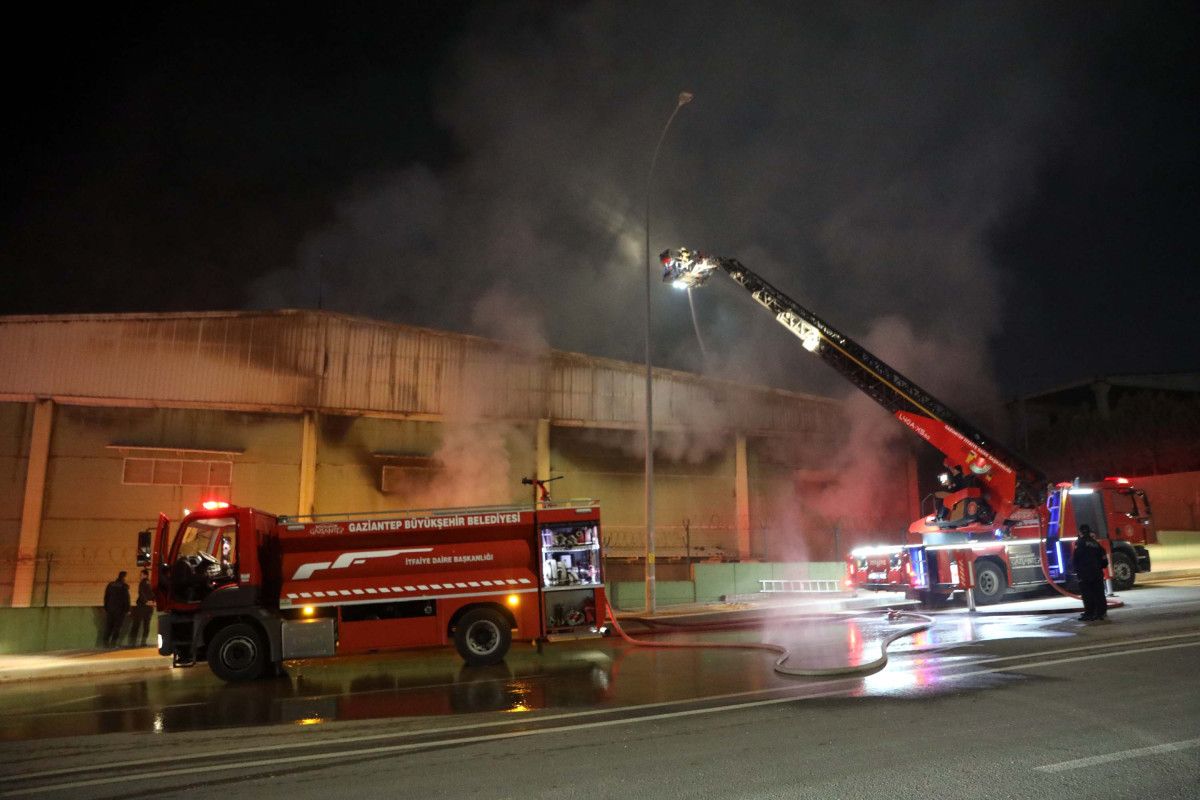 Gaziantep 5. Organize Sanayi Bölgesi'nde Ambalaj Fabrikasında Çıkan Yangın Kontrol Altına Alındı