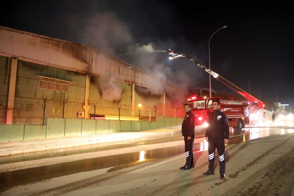 Gaziantep 5. Organize Sanayi Bölgesi'nde Ambalaj Fabrikasında Çıkan Yangın Kontrol Altına Alındı
