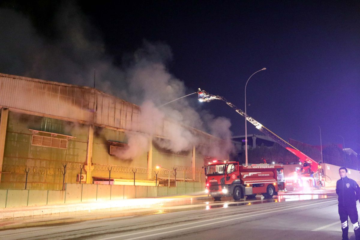 Gaziantep 5. Organize Sanayi Bölgesi'nde Ambalaj Fabrikasında Çıkan Yangın Kontrol Altına Alındı