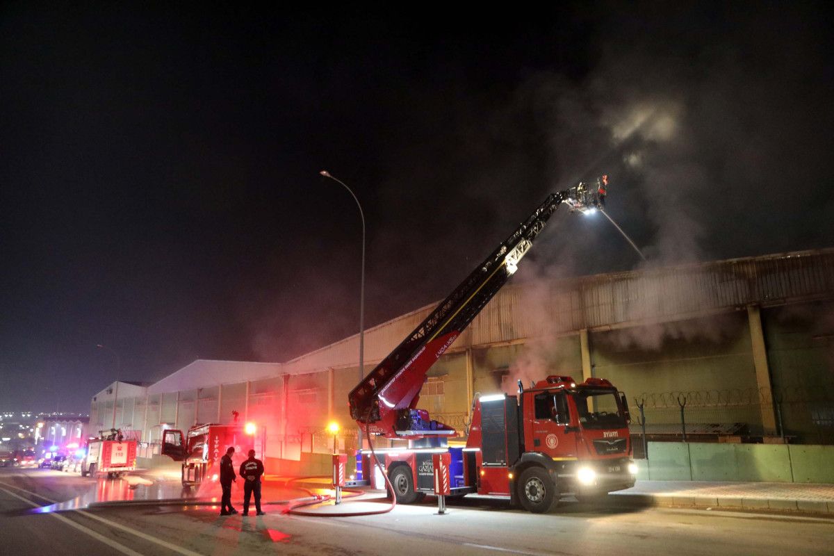 Gaziantep 5. Organize Sanayi Bölgesi'nde Ambalaj Fabrikasında Çıkan Yangın Kontrol Altına Alındı