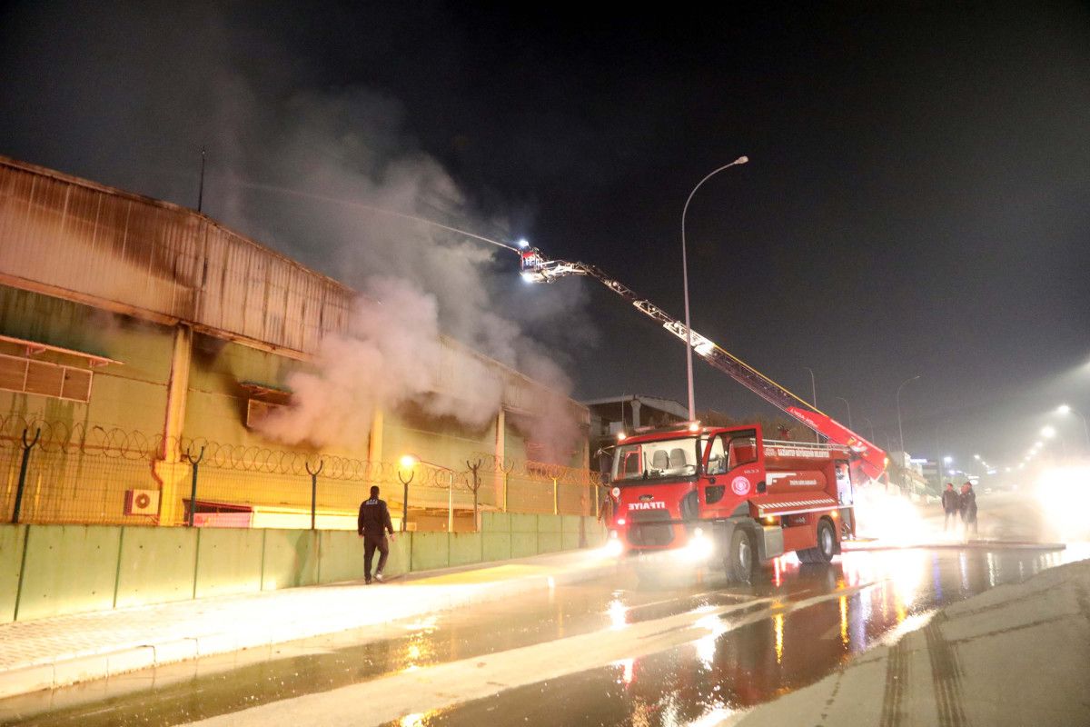 Gaziantep 5. Organize Sanayi Bölgesi'nde Ambalaj Fabrikasında Çıkan Yangın Kontrol Altına Alındı