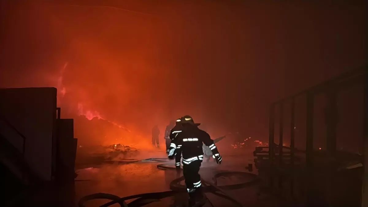Gaziantep Başpınar 5. Organize Sanayi Bölgesi'nde Ambalaj Fabrikası Yangınına Müdahale Ediliyor