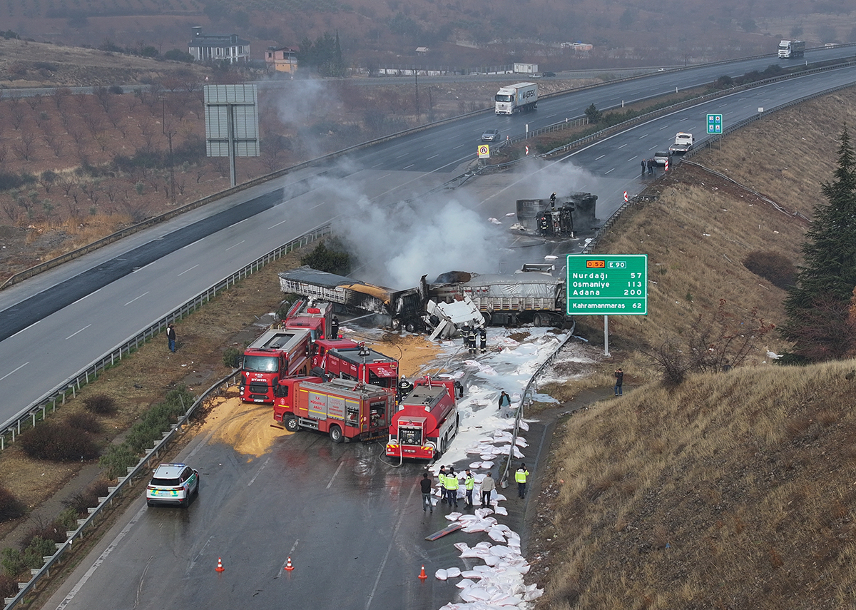 Gaziantep Batı Gişeleri Yakınlarında Üç TIR'ın Çarpışması ve Otoyolun Trafiğe Kapatılması