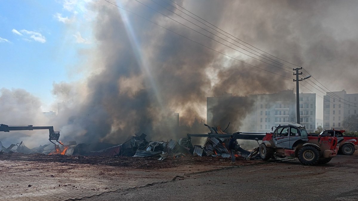 Gaziantep Nurdağı'nda İnşaat Deposu Yangını ve Patlamalar