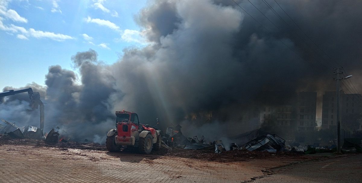 Gaziantep Nurdağı'nda İnşaat Deposu Yangını ve Patlamalar