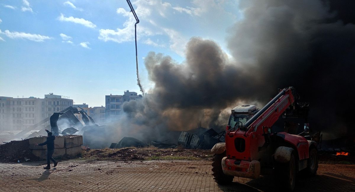 Gaziantep Nurdağı'nda İnşaat Deposu Yangını ve Patlamalar