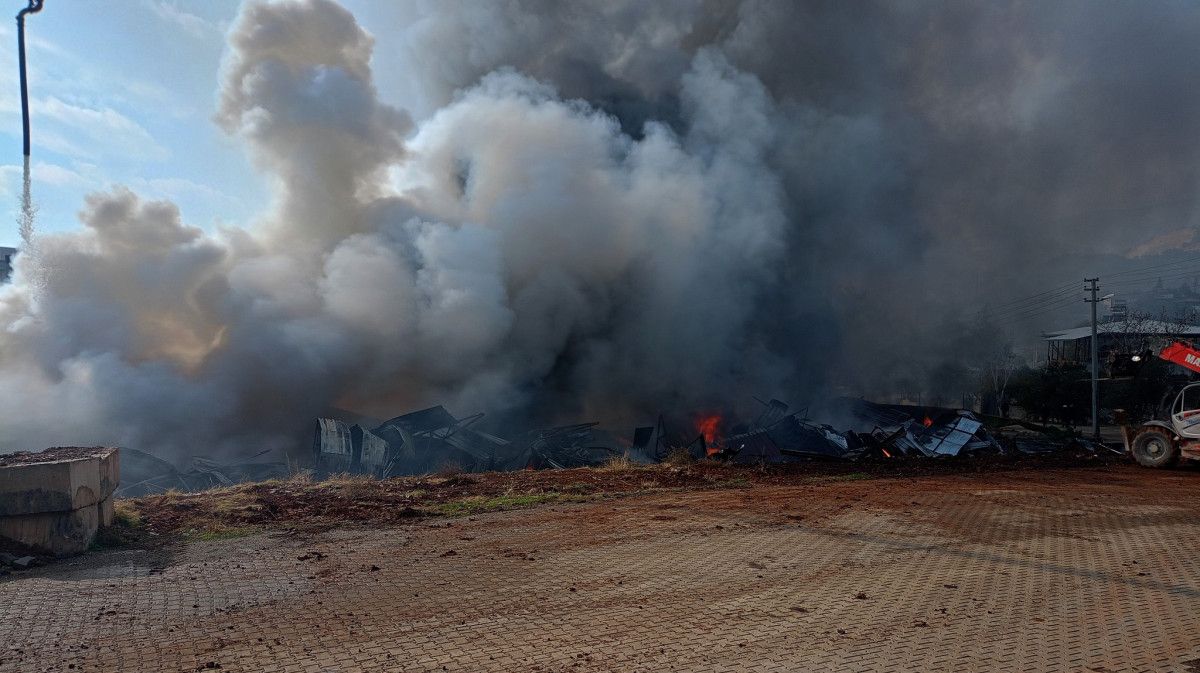Gaziantep Nurdağı'nda İnşaat Deposu Yangını ve Patlamalar