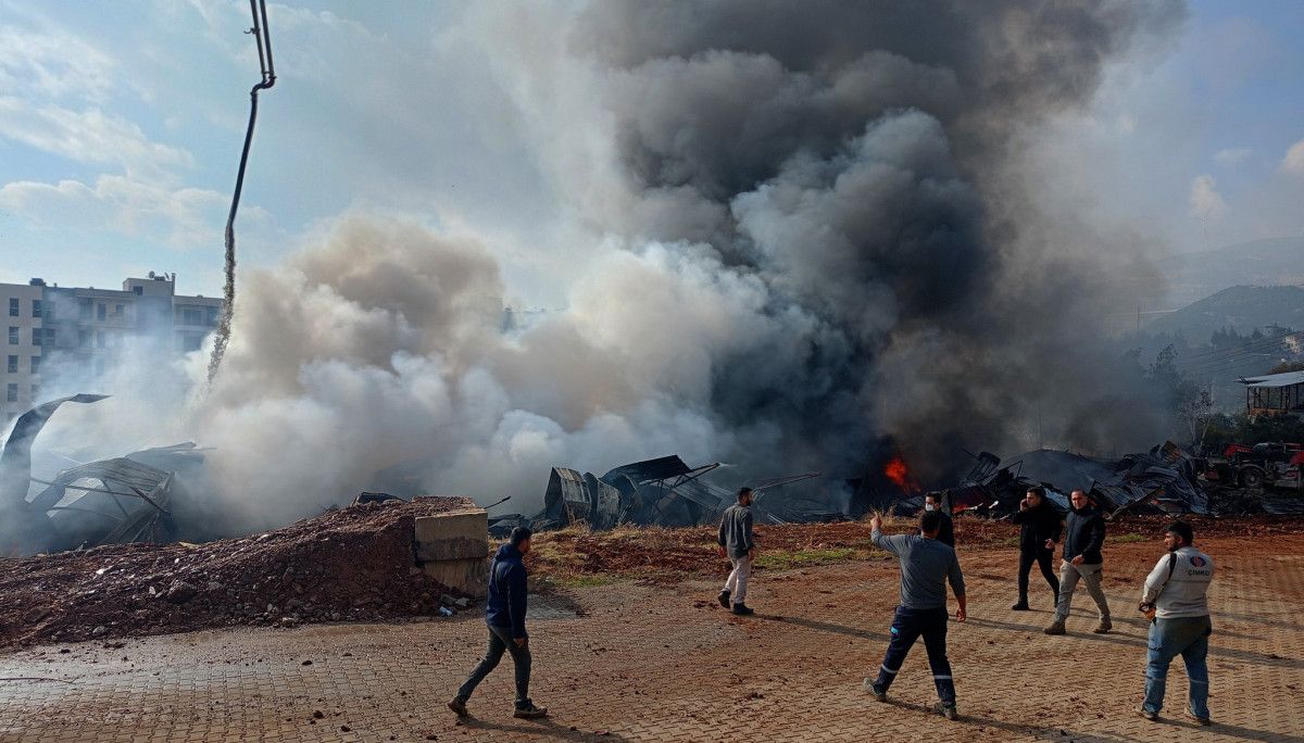 Gaziantep Nurdağı'nda İnşaat Deposu Yangını ve Patlamalar