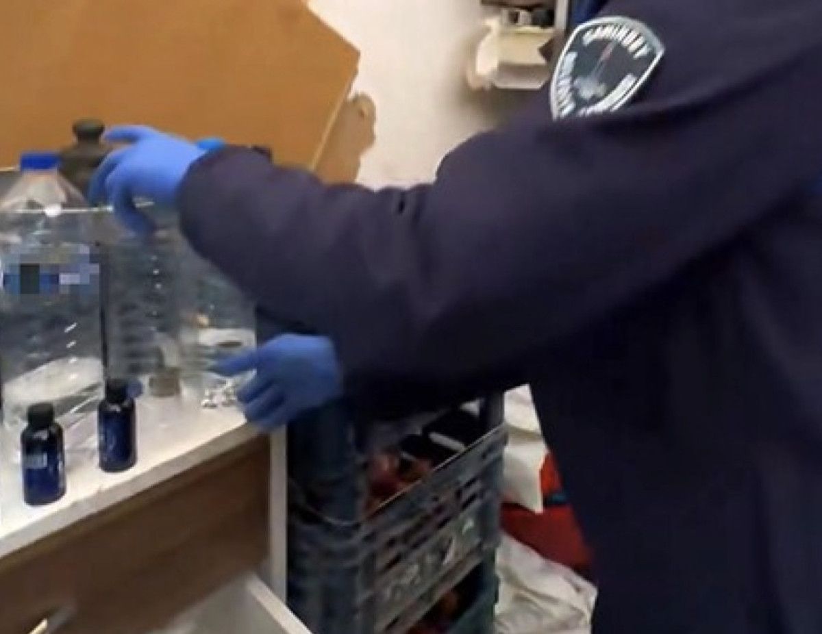 Gaziantep Şahinbey'de Kasap Dükkanında Kaçak ve Sahte Alkol Üretimi Tespit Edildi