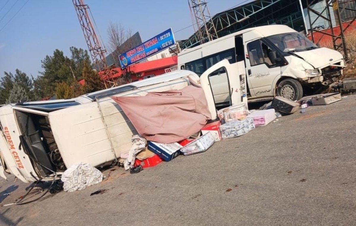 Gaziantep Şehitkamil Kavşağında Servis ve Panelvan Çarpışması: 1 Ölü, 3 Yaralı