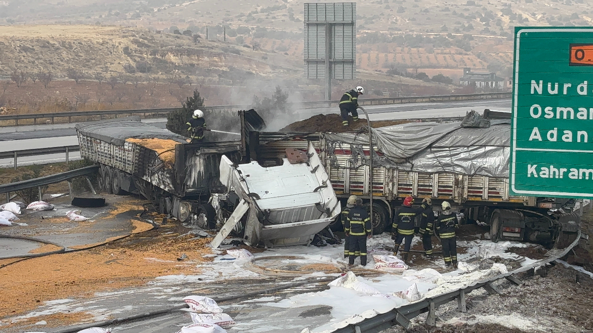 Gaziantep TAG Otoyolunda 3 Tırın Karıştığı Yangınlı Kaza