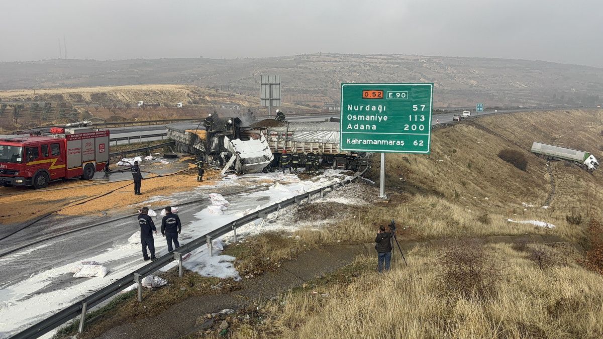 Gaziantep TAG Otoyolunda 3 Tırın Karıştığı Yangınlı Kaza