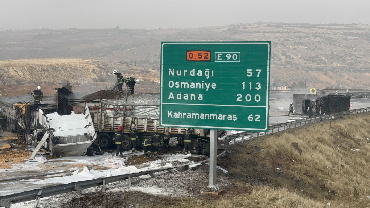 Gaziantep TAG Otoyolunda 3 Tırın Karıştığı Yangınlı Kaza