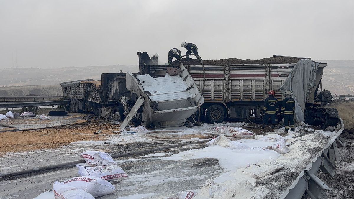Gaziantep TAG Otoyolunda 3 Tırın Karıştığı Yangınlı Kaza