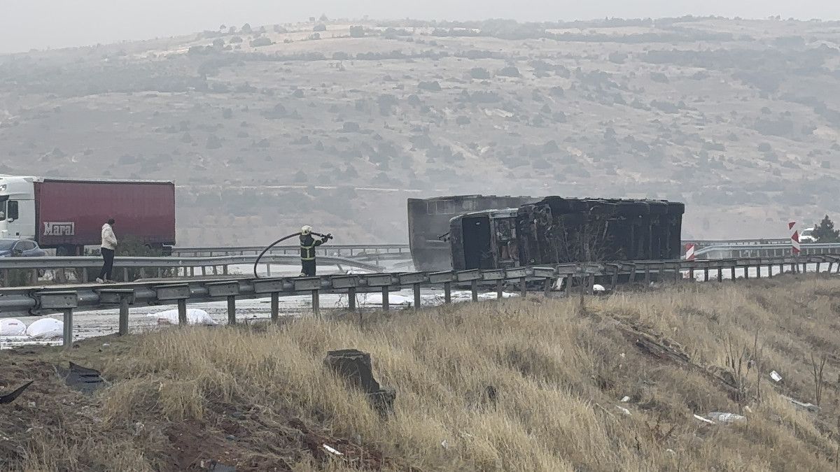 Gaziantep TAG Otoyolunda 3 Tırın Karıştığı Yangınlı Kaza