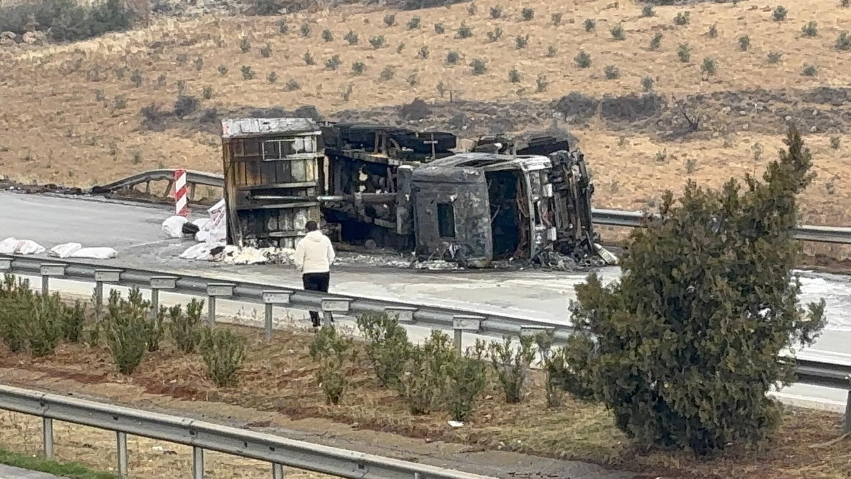 Gaziantep TAG Otoyolu'nda Tır Yangını Sonrası Yol Trafiğe Açıldı