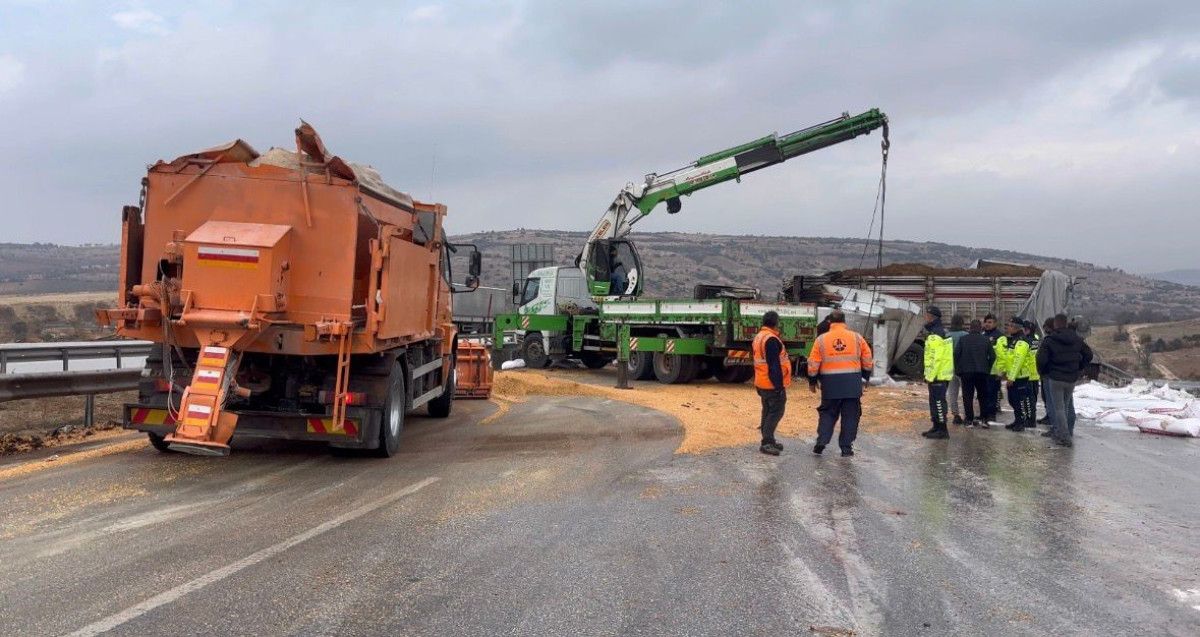 Gaziantep TAG Otoyolu'nda Tır Yangını Sonrası Yol Trafiğe Açıldı