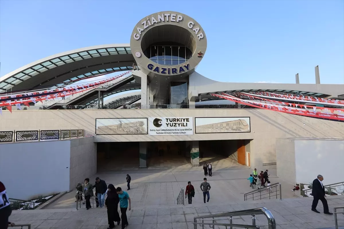 Gaziantep'e Yeni Yerli ve Milli Banliyö Tren Seti: GAZİRAY'ın 6'ncı Aracı Hizmete Girdi