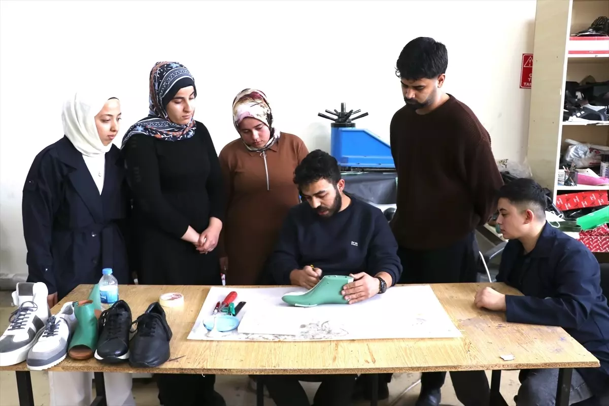 Gaziantep'te Ayakkabıcılık Ustası Nuri Atalay Özeren Üniversitede Geleceğin Ustalarını Yetiştiriyor