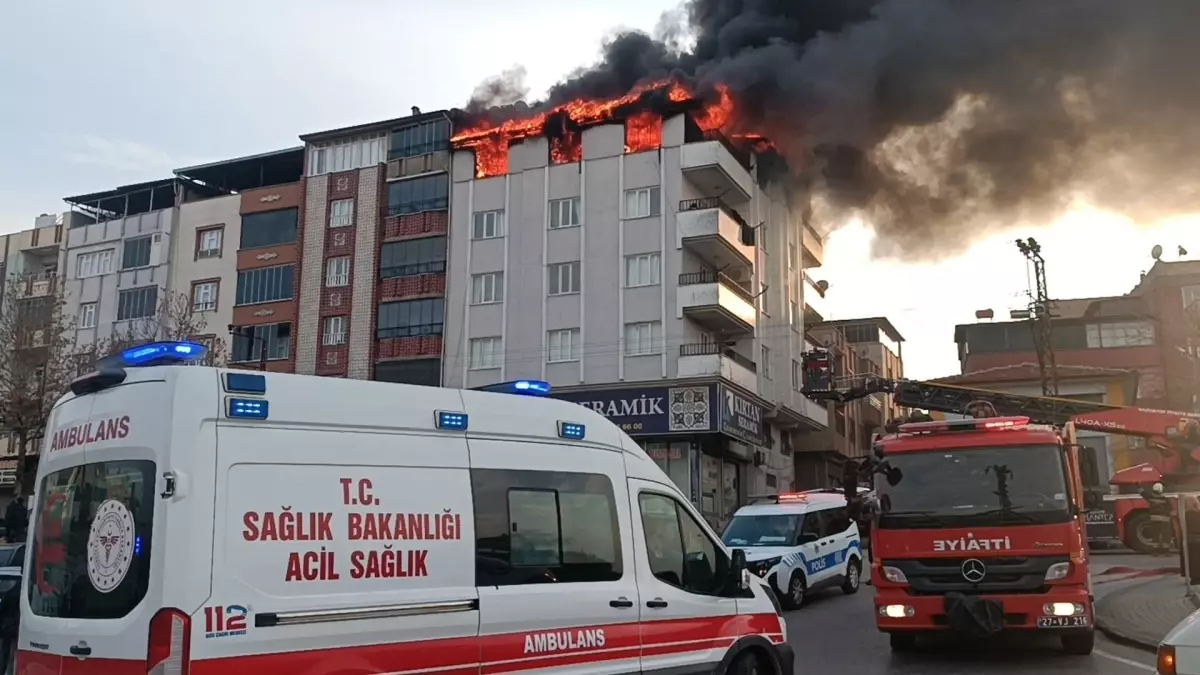 Gaziantep'te Yangın: Çatı Katı Kullanılamaz Hale Geldi