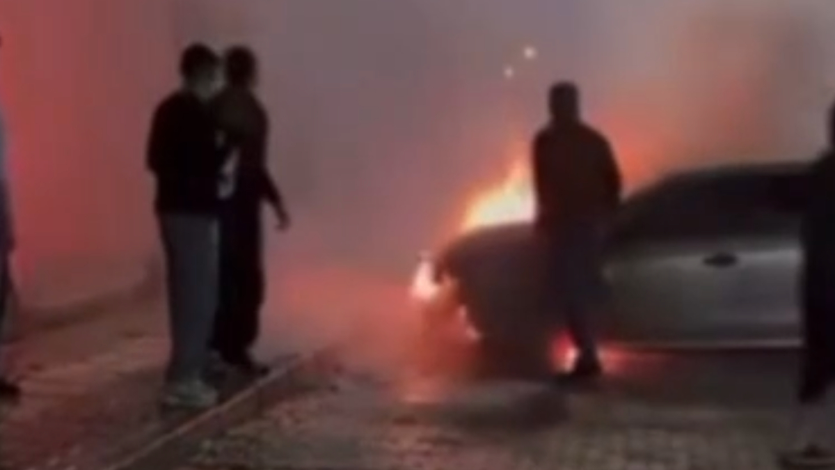 Gaziantep'te Park Halindeki Otomobilde Çıkan Yangın Kontrol Altına Alındı