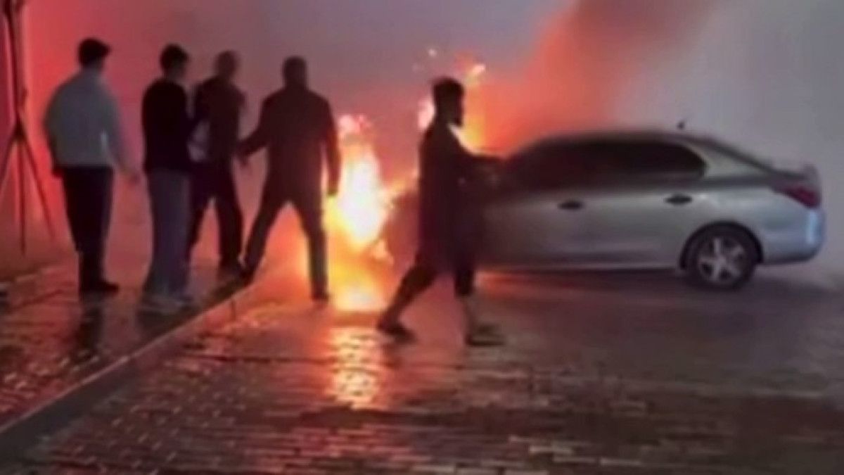 Gaziantep'te Park Halindeki Otomobilde Çıkan Yangın Kontrol Altına Alındı