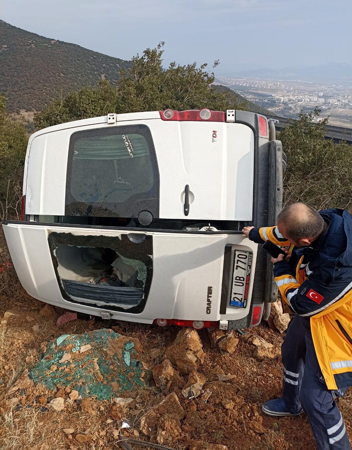 Gaziantep'te Şarampole Devrilen Minibüs Kazasında 1 Ölü, 3 Yaralı