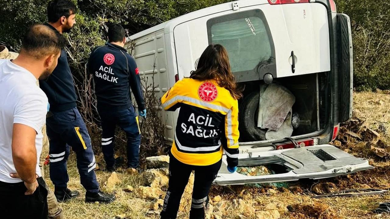 Gaziantep'te Şarampole Devrilen Minibüs Kazasında 1 Ölü, 3 Yaralı