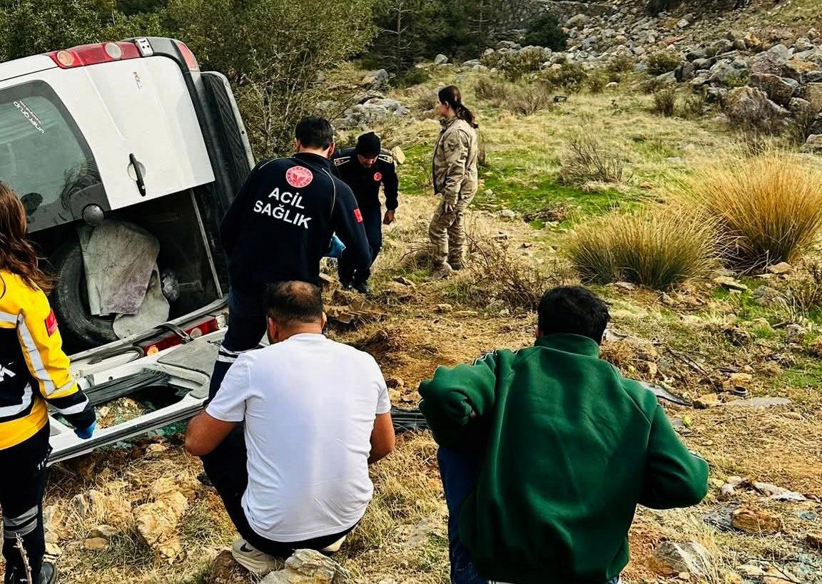 Gaziantep'te Şarampole Devrilen Minibüs Kazasında 1 Ölü, 3 Yaralı