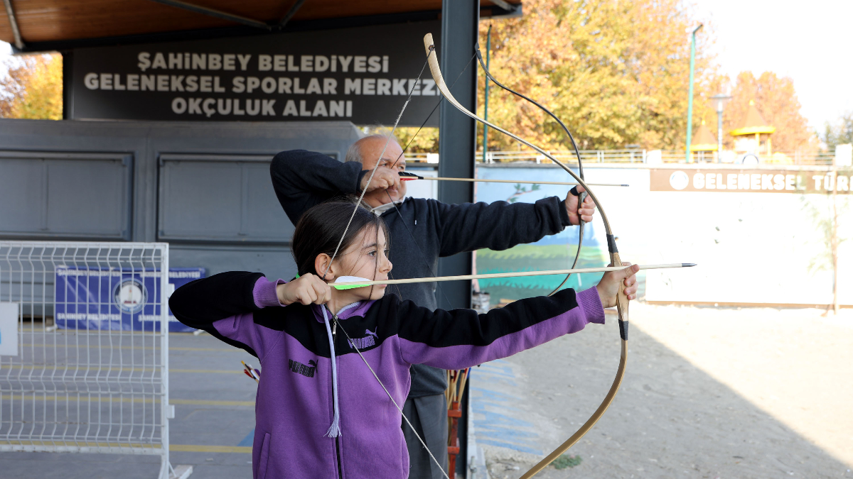 Gaziantep'te Tarih Dizilerinden Etkilenen Baba-Kız Okçuluğa Merak Sardı