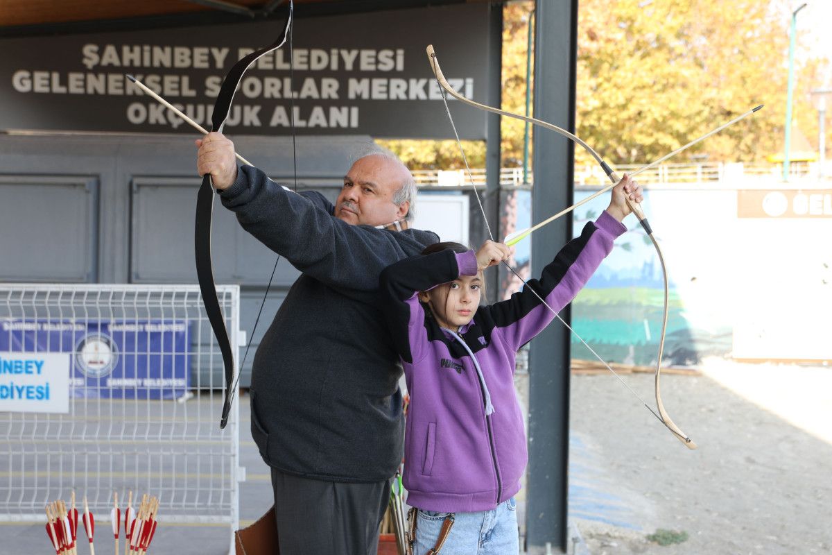 Gaziantep'te Tarih Dizilerinden Etkilenen Baba-Kız Okçuluğa Merak Sardı