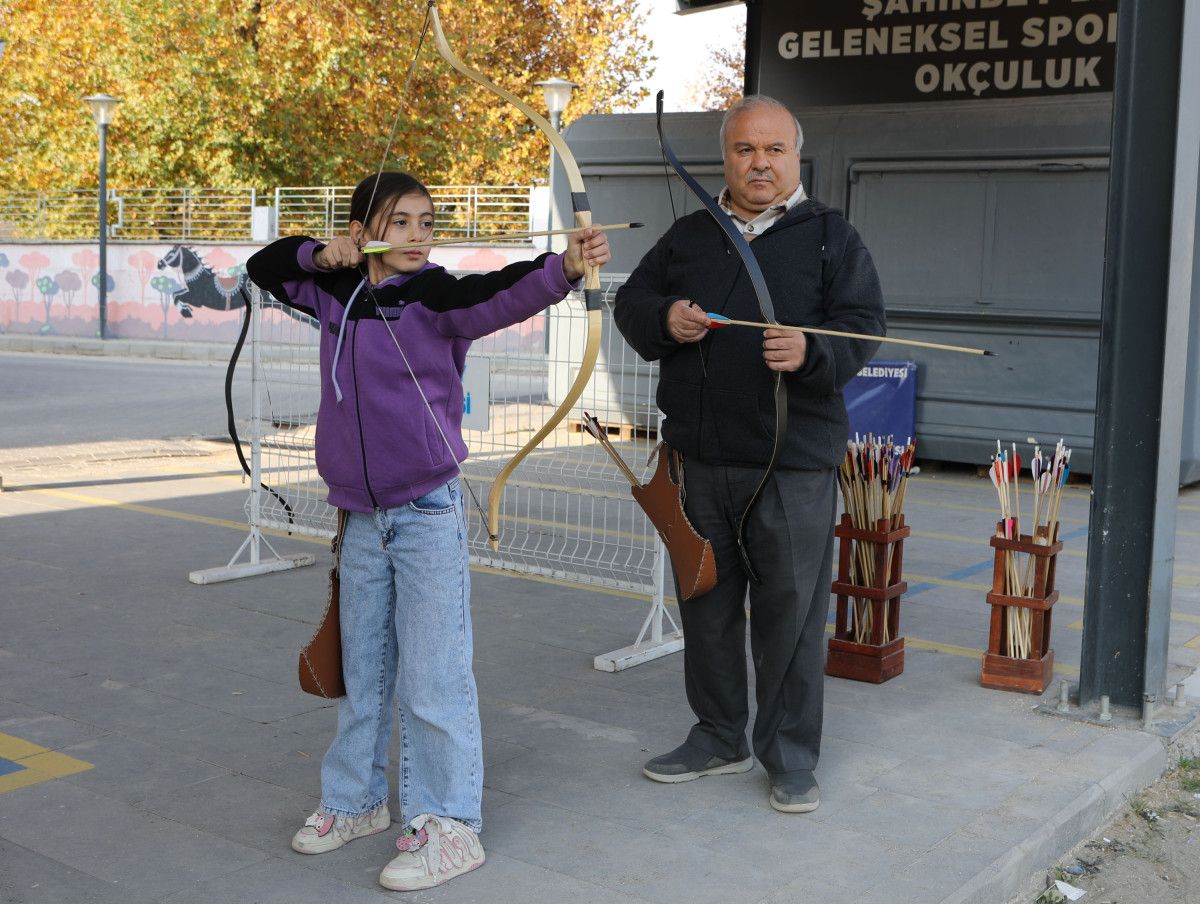 Gaziantep'te Tarih Dizilerinden Esinlenen Baba-Kızın Okçuluk Tutkusu