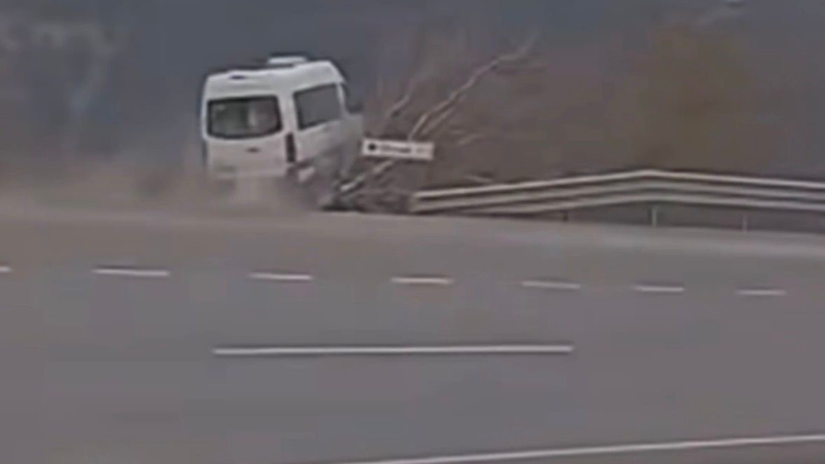 Gaziantep'te Tarım İşçilerini Taşıyan Minibüsün Şarampole Uçtuğu Kaza Kamerada