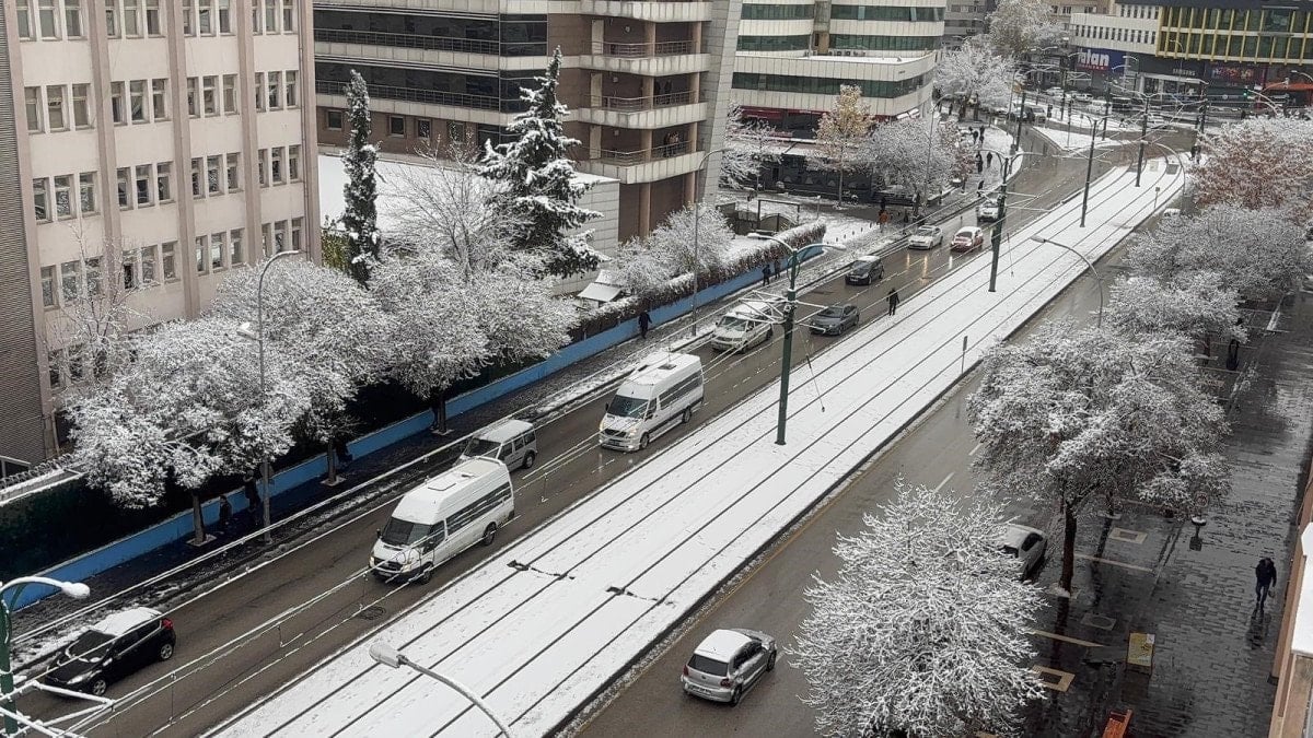 Gaziantep'te Yoğun Kar Yağışı ve Beyaz Örtü Manzaraları