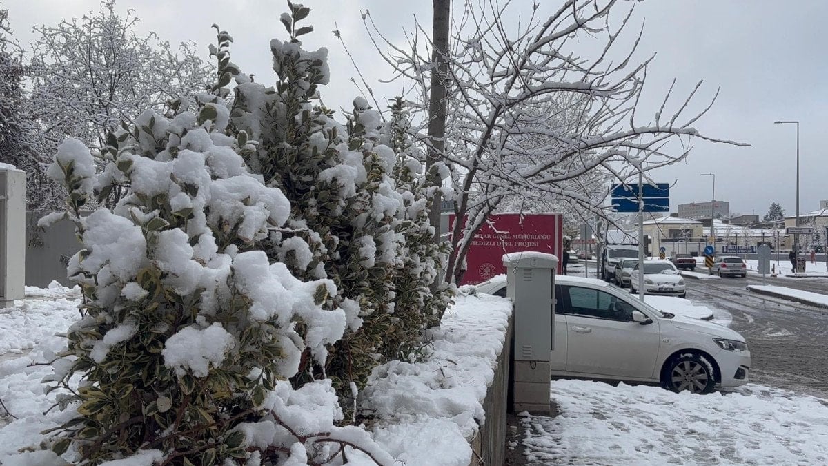 Gaziantep'te Yoğun Kar Yağışı ve Beyaz Örtü Manzaraları