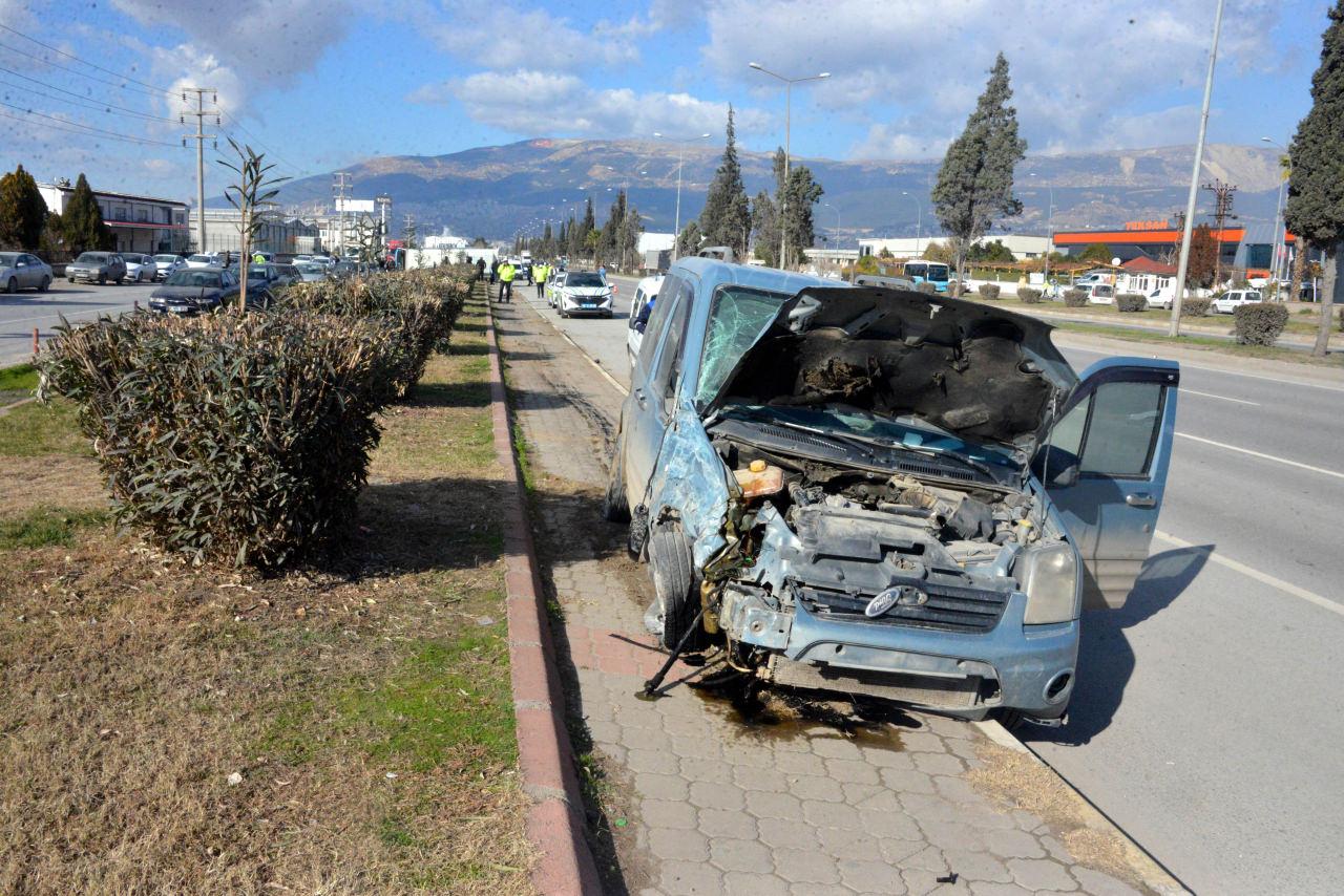 Kahramanmaraş'ta 3 Araçlı Kaza: Halk Otobüsü Devrildi, 17 Kişi Yaralandı