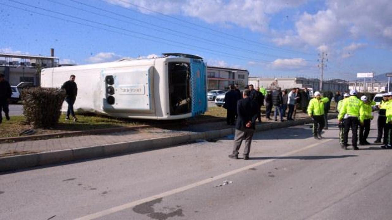 Kahramanmaraş'ta 3 araçlı kaza! Halk otobüsü devrildi: 17 yaralı