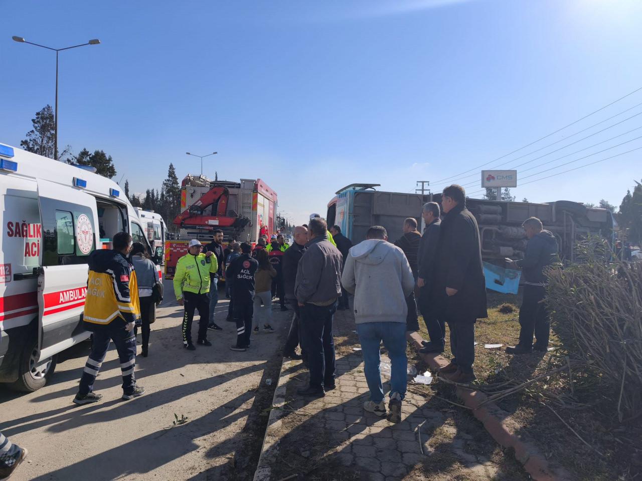 Kahramanmaraş'ta 3 araçlı kaza! Halk otobüsü devrildi: 17 yaralı