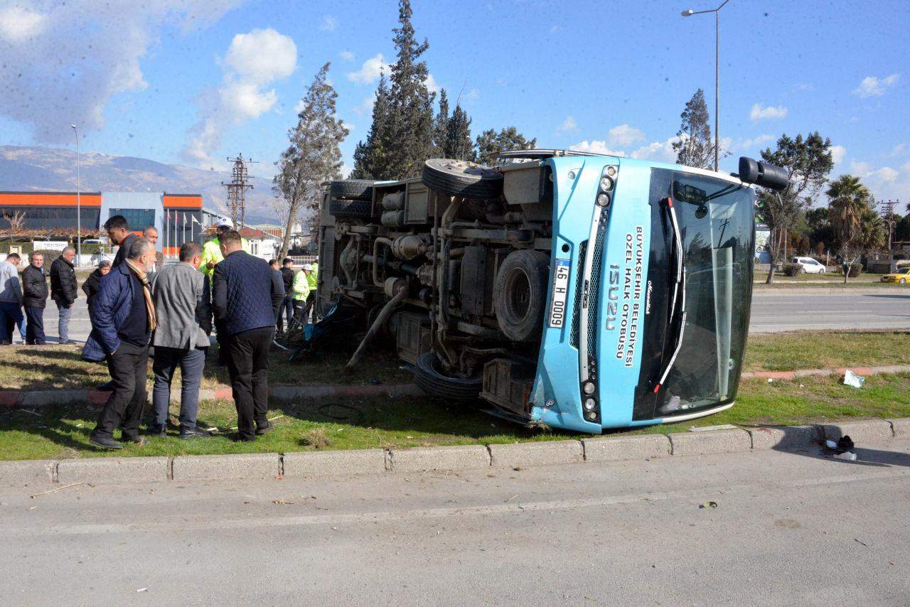 Kahramanmaraş'ta 3 araçlı kaza! Halk otobüsü devrildi: 17 yaralı