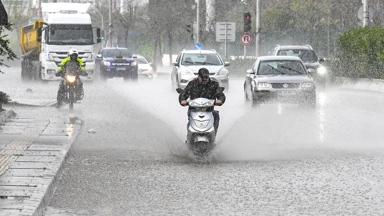 Meteoroloji uyarmıştı! İstanbul'da sağanak yağış başladı