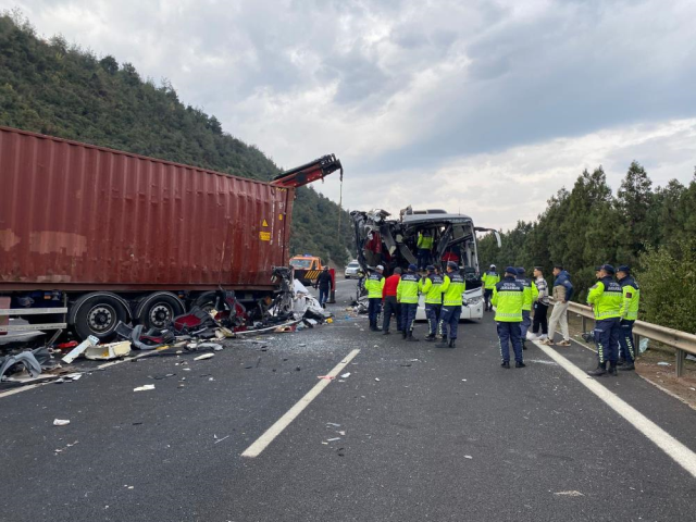 7 kişinin öldüğü otobüs kazası nasıl oldu? Vali kahreden detayı açıkladı
