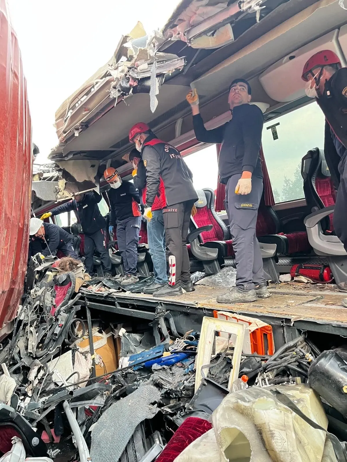 Osmaniye'de yolcu otobüsü, TIR'a arkadan çarptı: 6 ölü, 11 yaralı