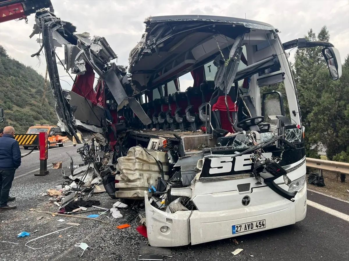 Osmaniye'de Meydana Gelen Otobüs-Tır Trafik Kazasında 7 Kişi Hayatını Kaybetti, 11 Yaralı Var
