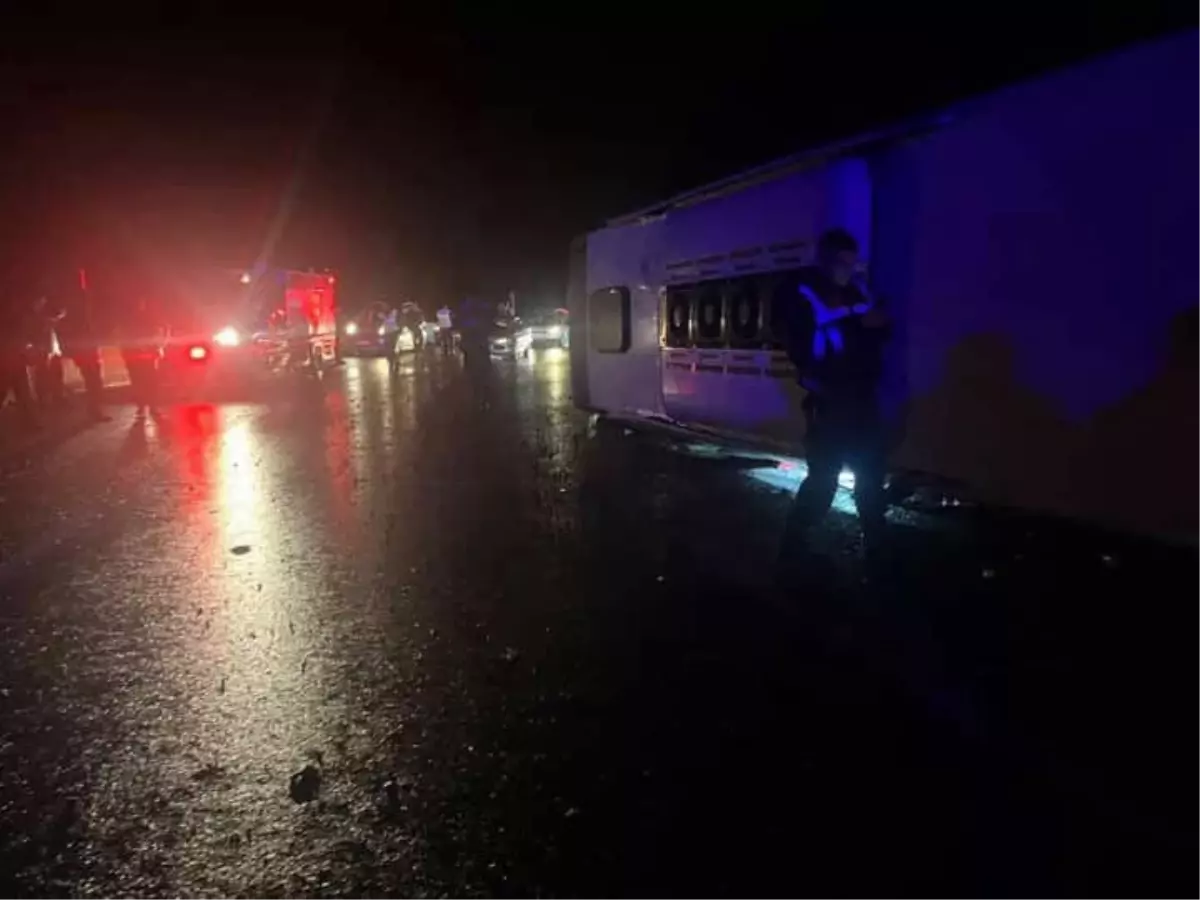 Osmaniye'de Yağmur Nedeniyle Kayganlaşan Yolda Otobüs Devrildi: 3 Yaralı