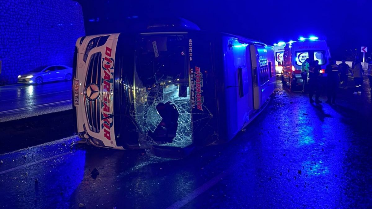 Osmaniye'de Yolcu Otobüsü Devrildi