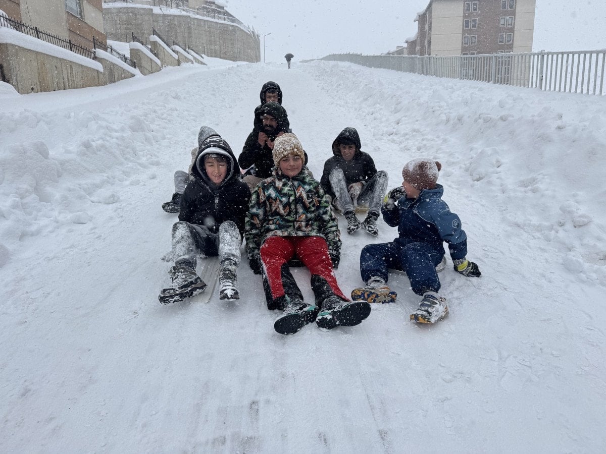 Beyaz örtü yurdu esir aldı: Kar yağışı nedeniyle tatil haberleri peş peşe geliyor