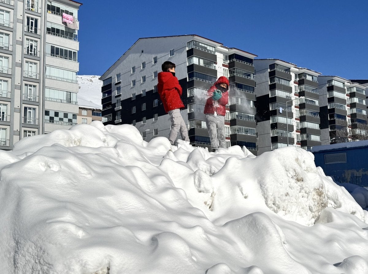 Beyaz örtü yurdu esir aldı: Kar yağışı nedeniyle tatil haberleri peş peşe geliyor